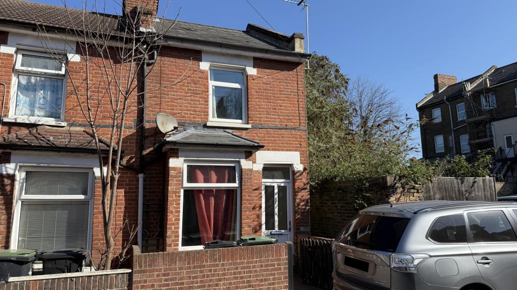 Lot: 133 - VACANT END-TERRACE HOUSE - Exterior image of house from street level